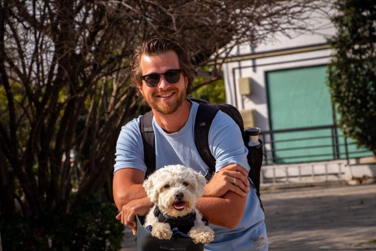Jonne van Bodegraven, eigenaar van SEO Lokaal, met zijn hond Sunny